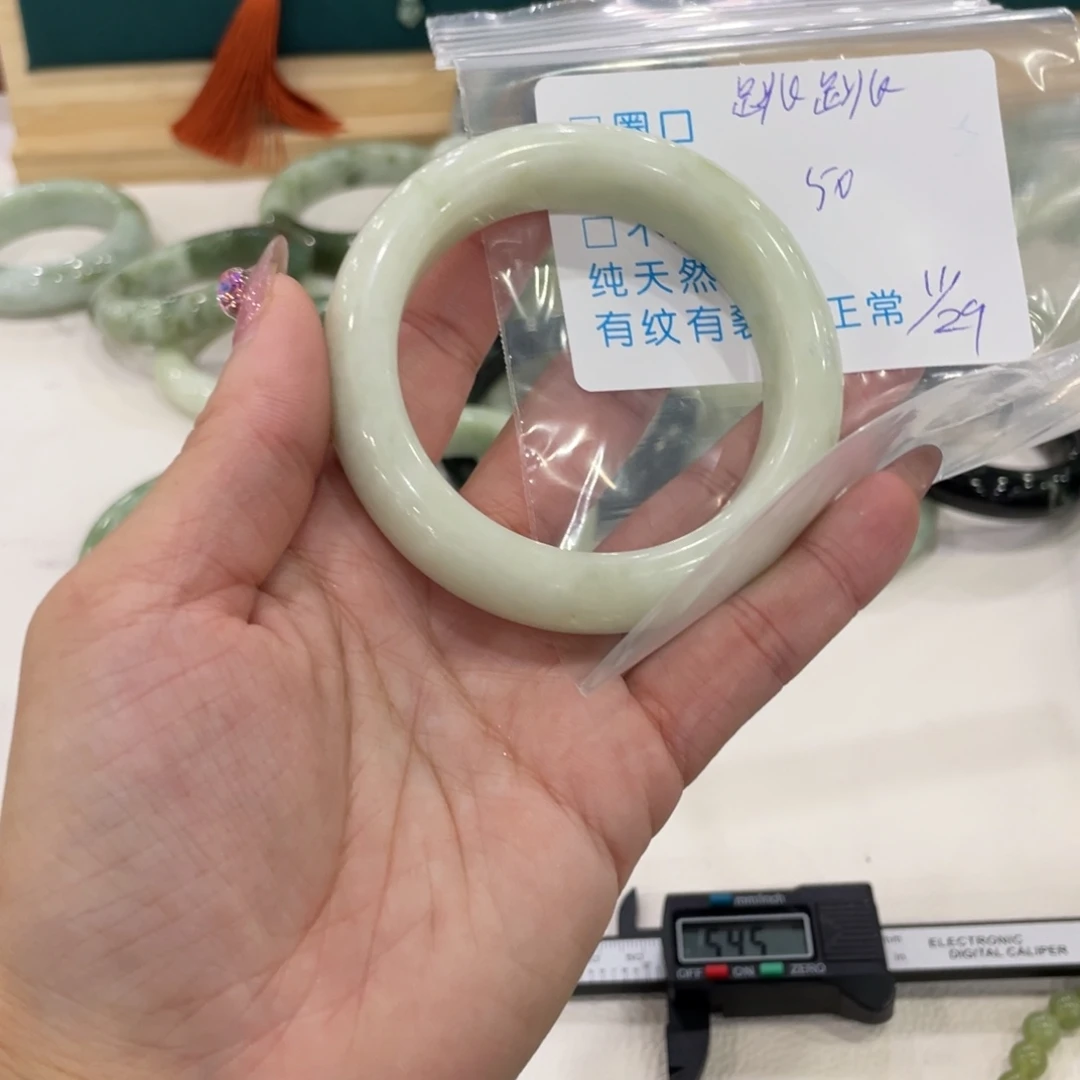 跳***跳蛇纹石玉未镶嵌手镯