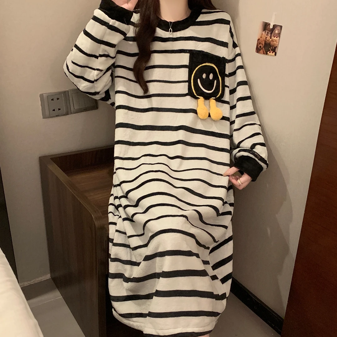 秋冬季法兰绒睡裙保暖加厚中长款卡通可爱珊瑚绒女士睡裙家居服
