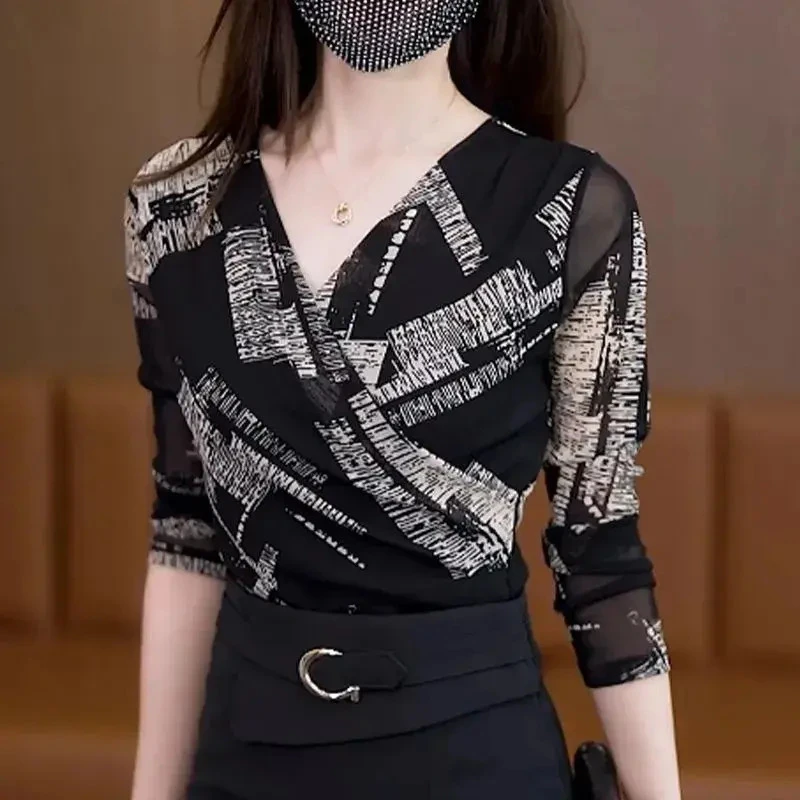 2025秋冬V领印花网纱上衣修身长袖显瘦打底衫女时尚百搭