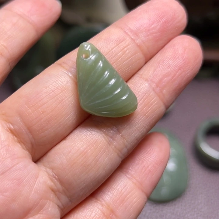 颈饰未镶嵌岫岩河磨玉（透闪石质玉）