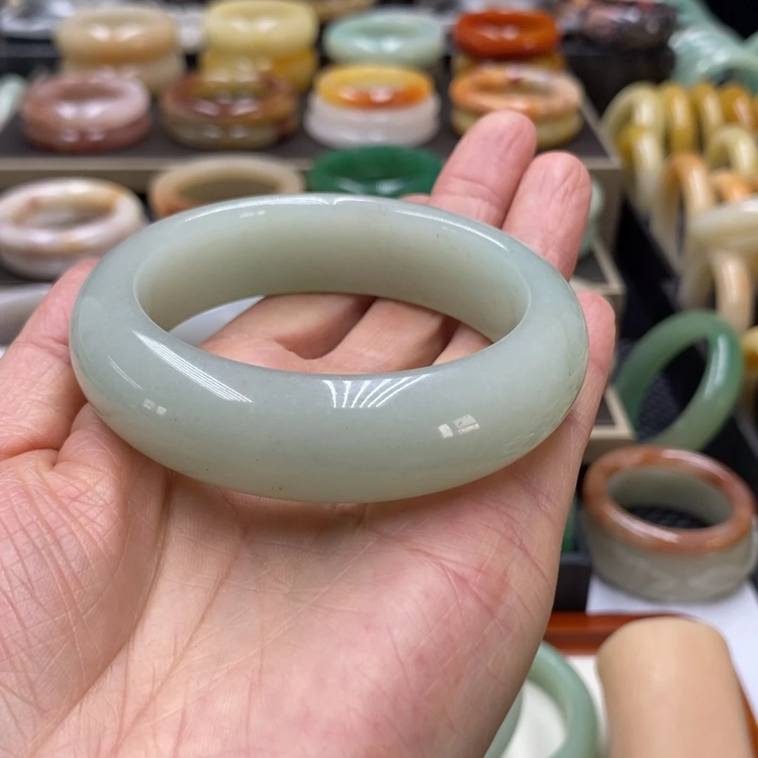 抖***抖石英质玉未镶嵌手镯