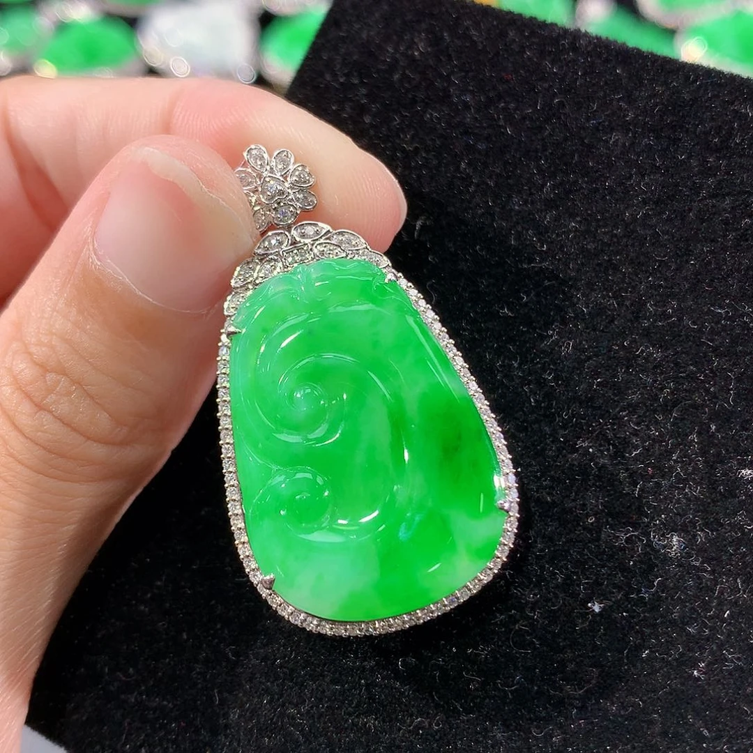 翡翠18K金镶嵌颈饰