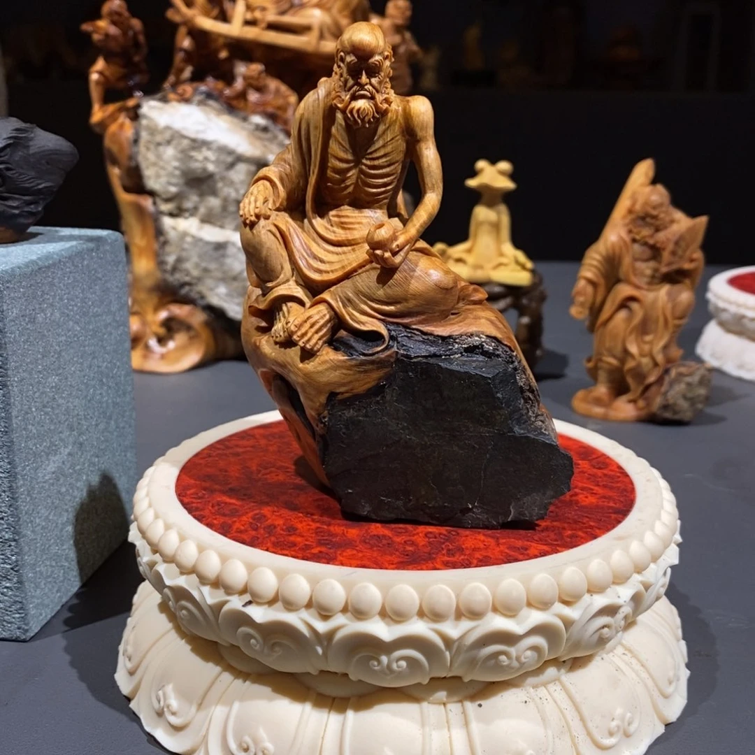 事***为柏木（崖柏）崖柏根抱石达摩