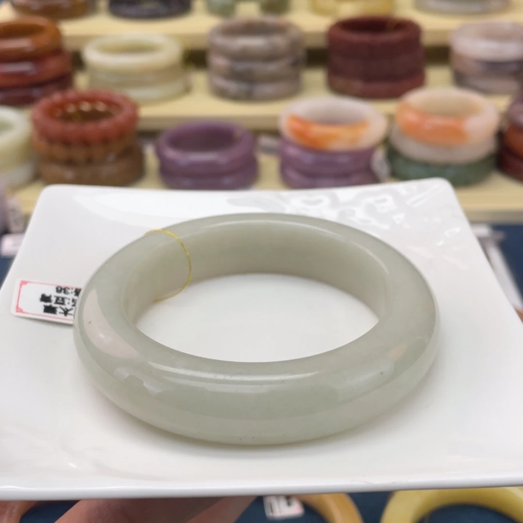 【闪购商品】石英岩玉手镯未镶嵌發**?