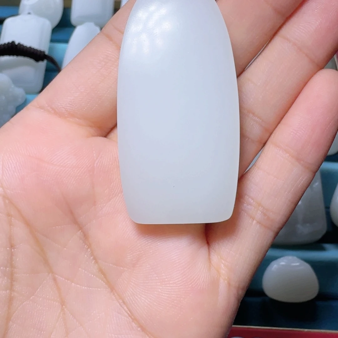 飞***哥颈饰未镶嵌和田玉