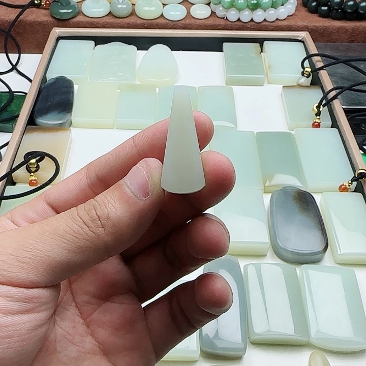 是***哎颈饰未镶嵌和田玉