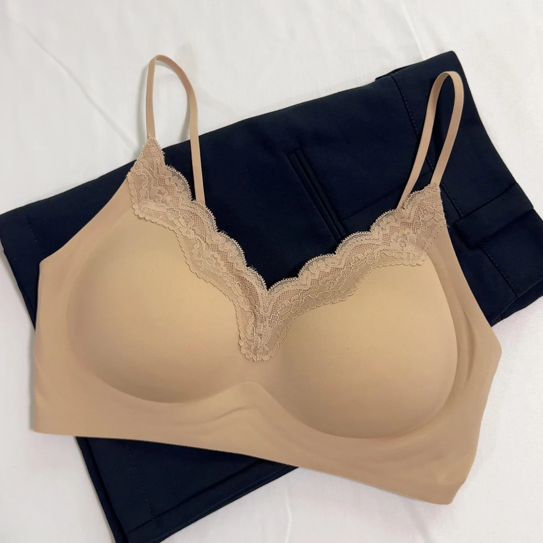 粉底液隐形内衣女聚拢小胸显大收副乳防下垂蕾丝吊带细肩带文胸罩