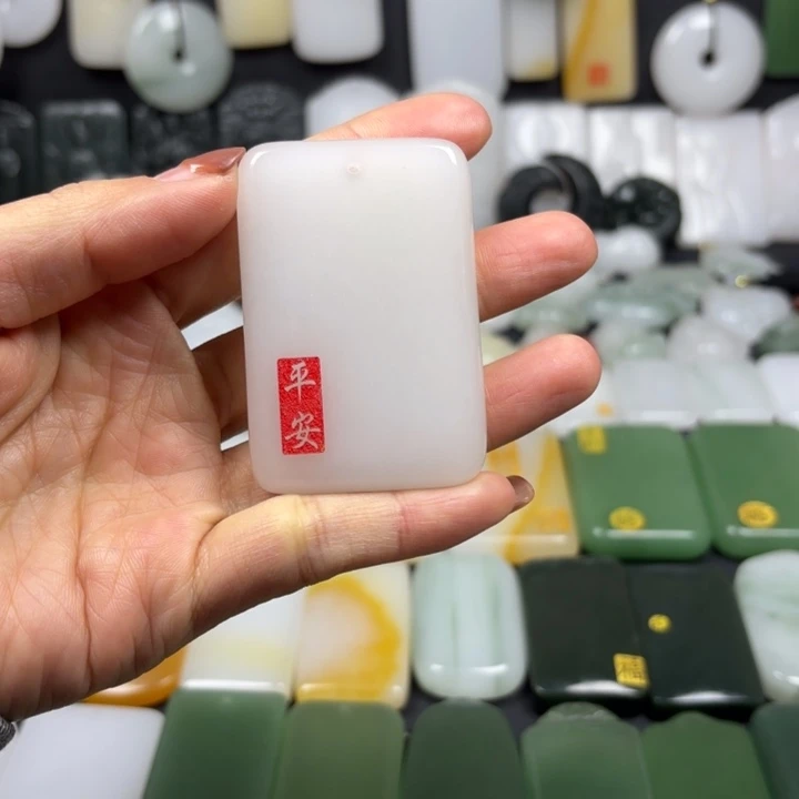 石英质玉（金丝玉）未镶嵌颈饰