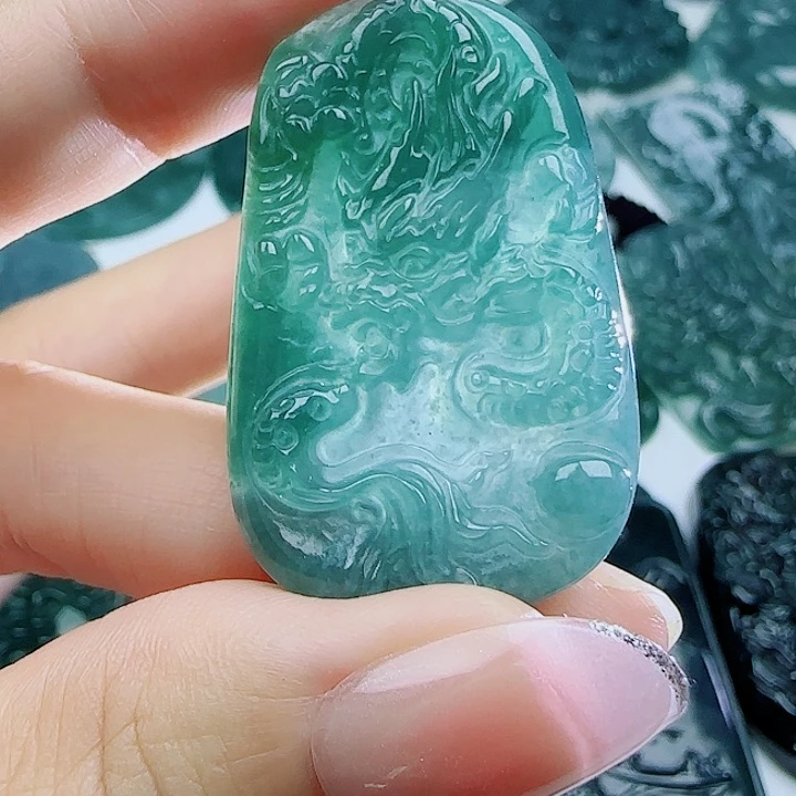 翡翠未镶嵌颈饰多样性发货天然的A货翡翠