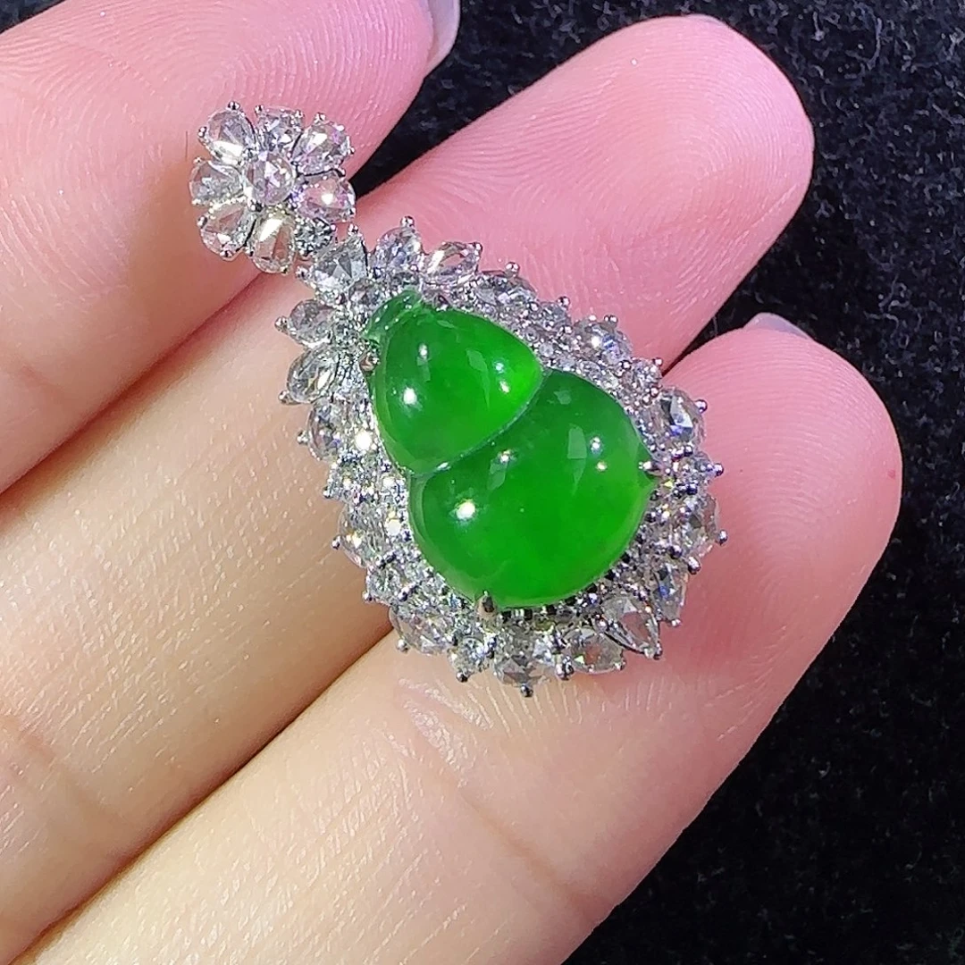 颈饰18K金镶嵌翡翠