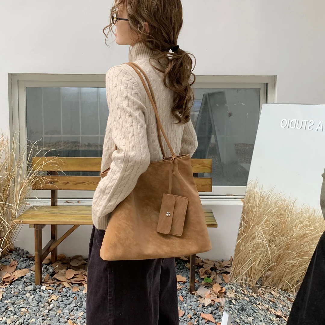 竹笋喵喵 绒面纹理简约托特包女2025新秋冬挂件大容量小众单肩包