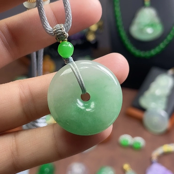 翡翠未镶嵌吊坠(赠链)