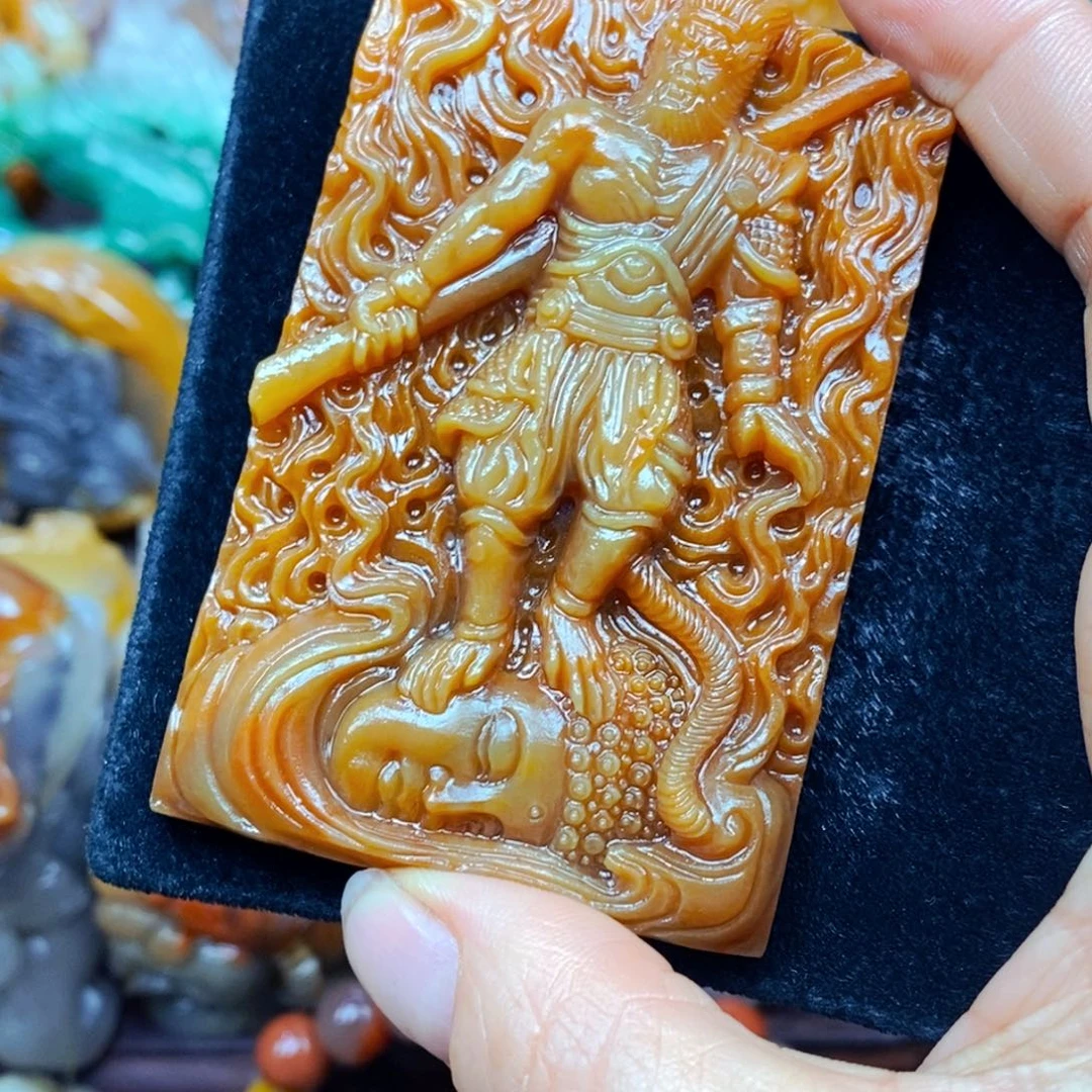 未镶嵌石英质玉（黄龙玉）颈饰