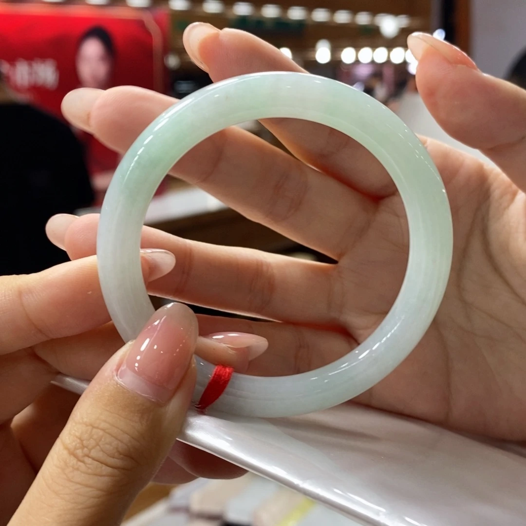 翡翠手镯未镶嵌翡翠