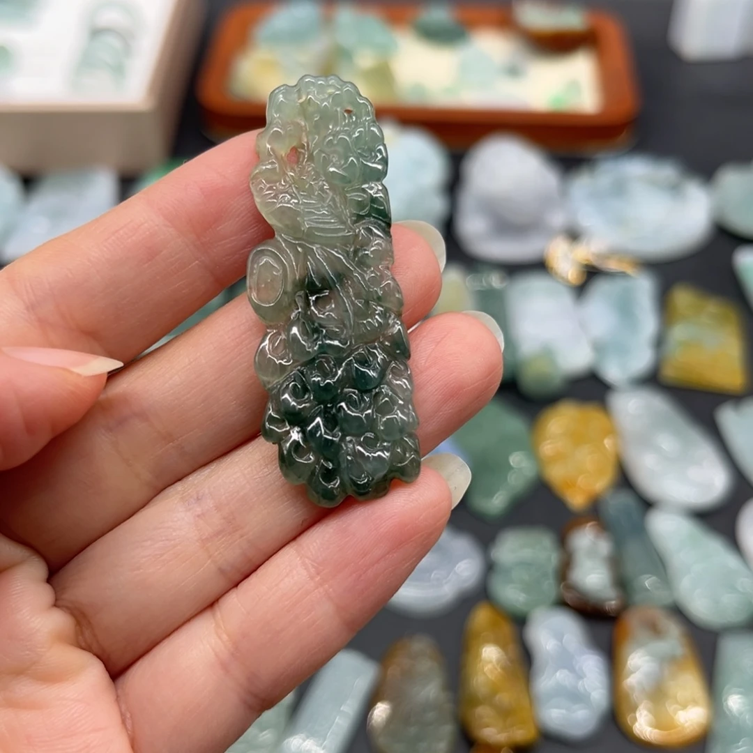 翡翠未镶嵌颈饰凤凰