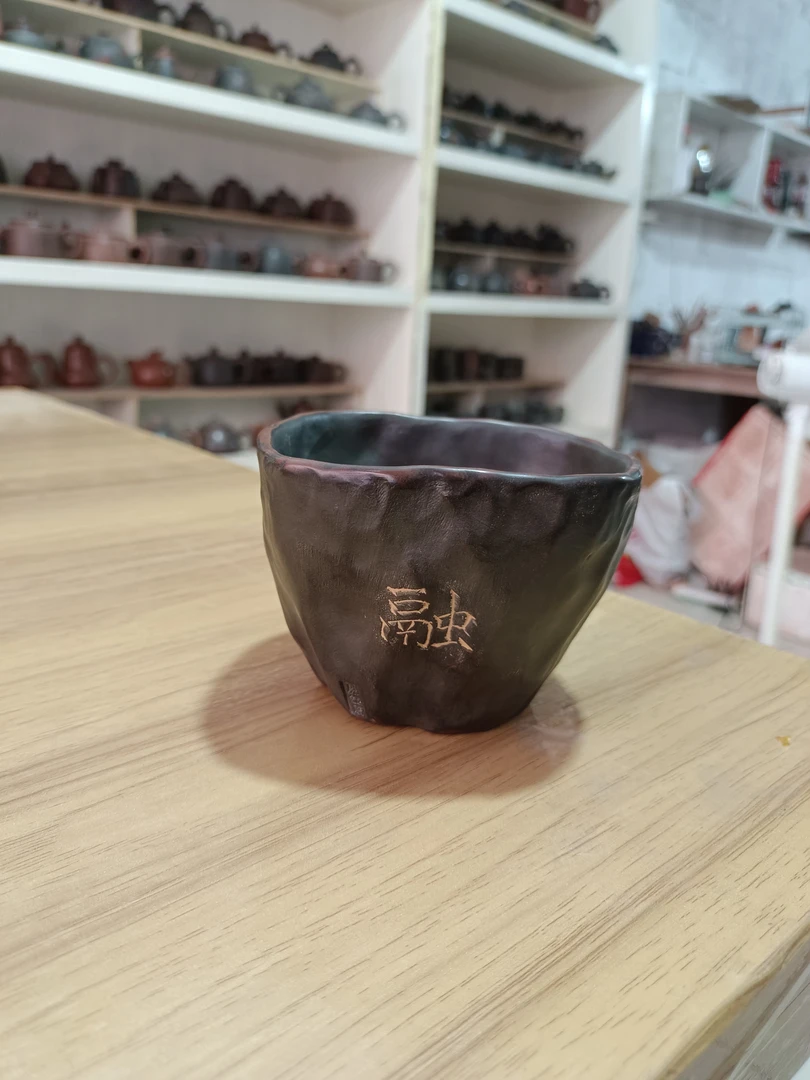 手捏四方杯，坭兴陶原矿泥料，容量200毫升左右。