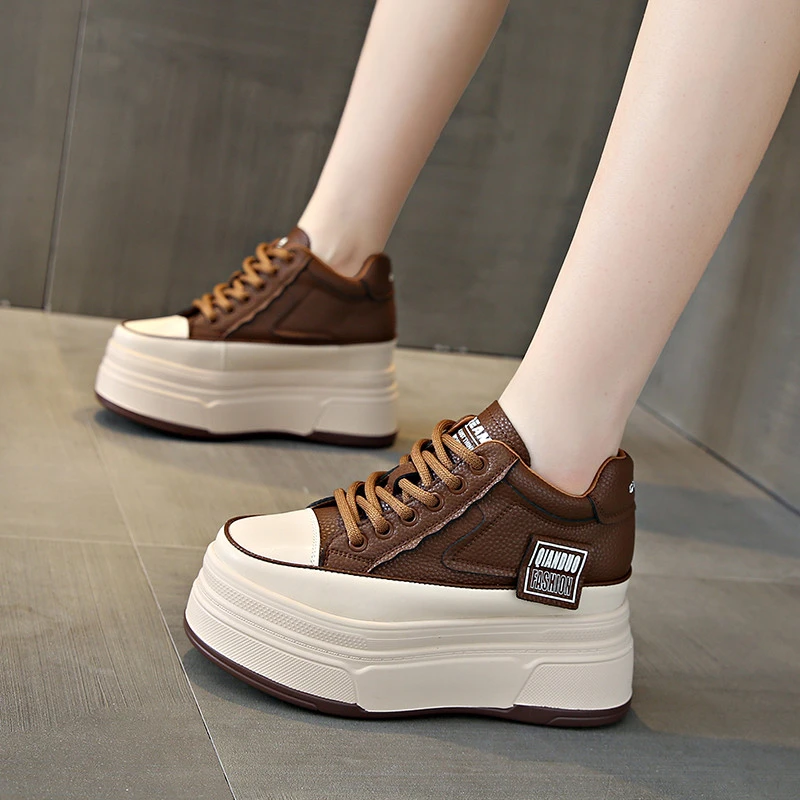 内增高8cm女鞋2025春秋新款棕色皮面休闲鞋时尚透气厚底松糕单鞋
