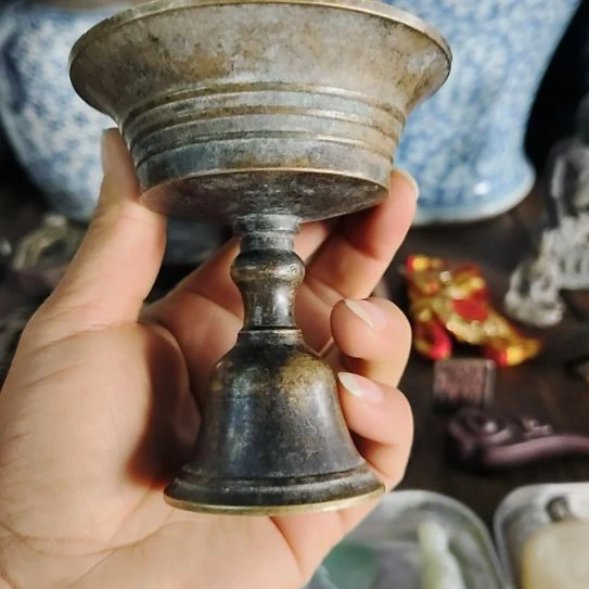 铜器(油灯高约9.6cm)