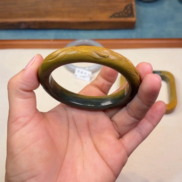 晓***曉岫岩河磨玉（透闪石质玉）未镶嵌手镯