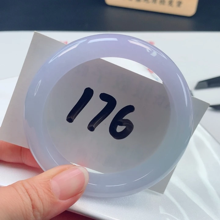 翡翠手镯未镶嵌冰