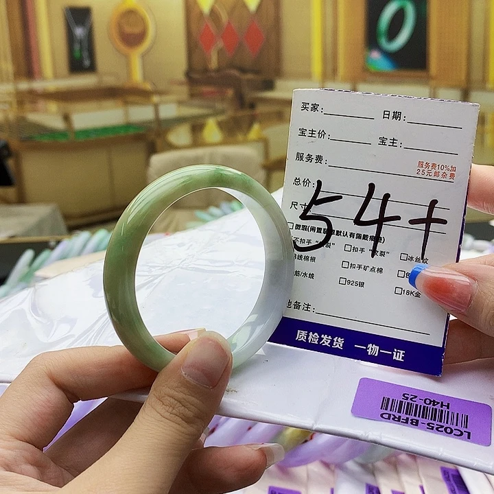 翡翠未镶嵌手镯9000……