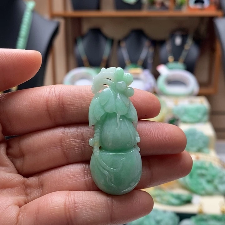 翡翠颈饰未镶嵌周*翡翠吊坠