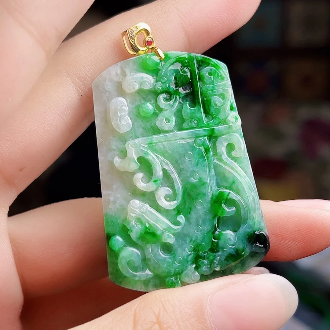 颈饰18K金镶嵌翡翠多样性