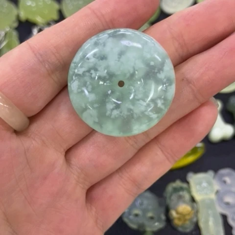 蛇纹石玉挂坠未镶嵌