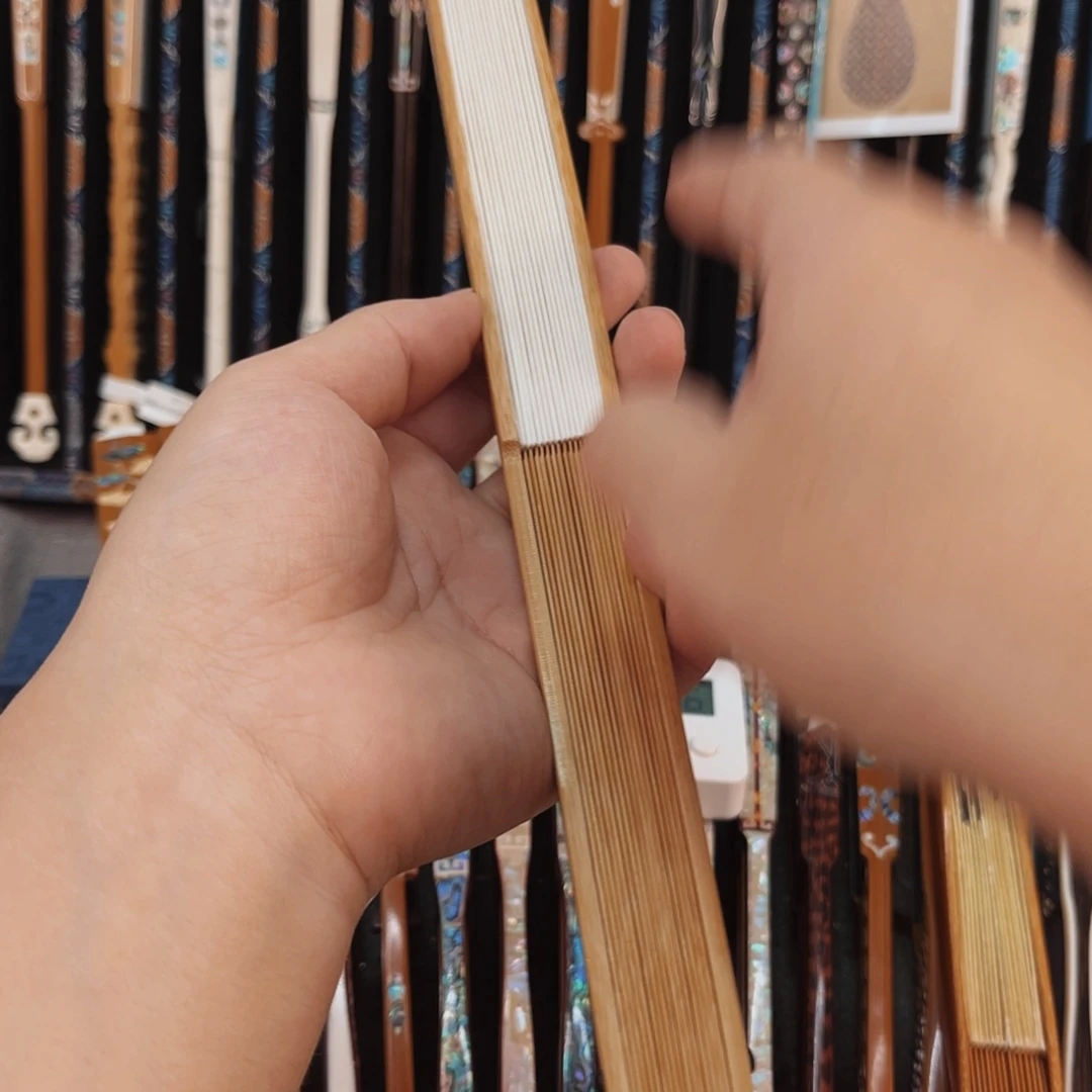 扇子纯手工制作工艺精湛