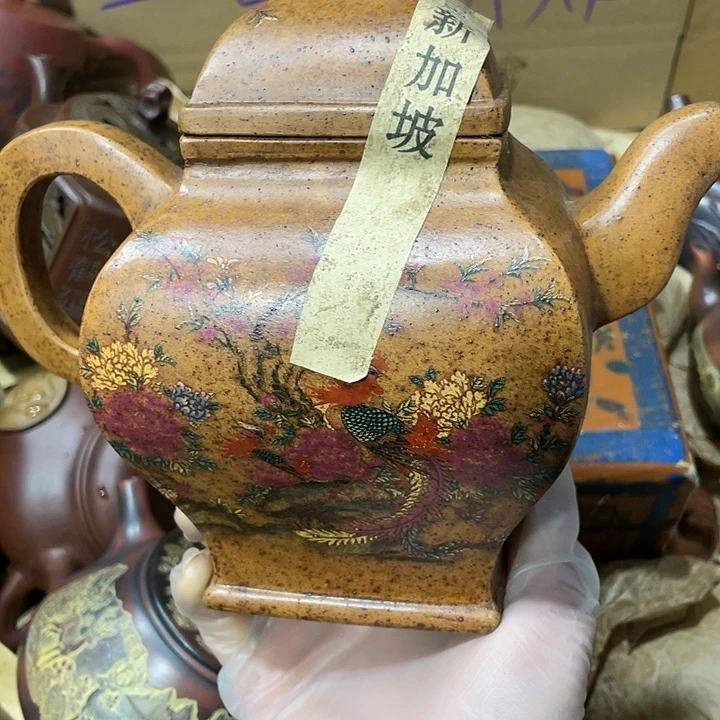 紫砂茶壶矿泥料手工制作的一把紫砂壶。