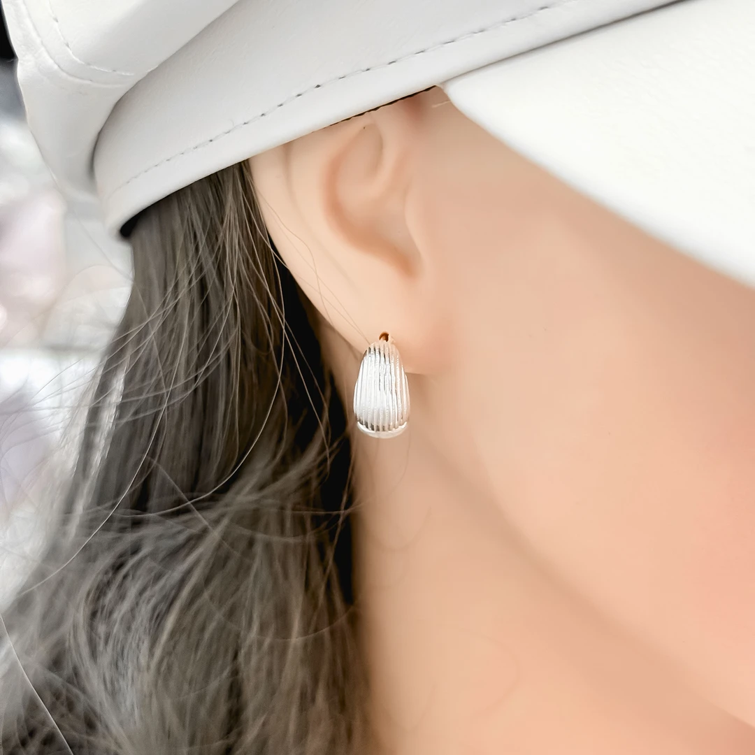 925银耳饰 纯银S925爆款轻奢感光身瓜子壳耳钉耳环