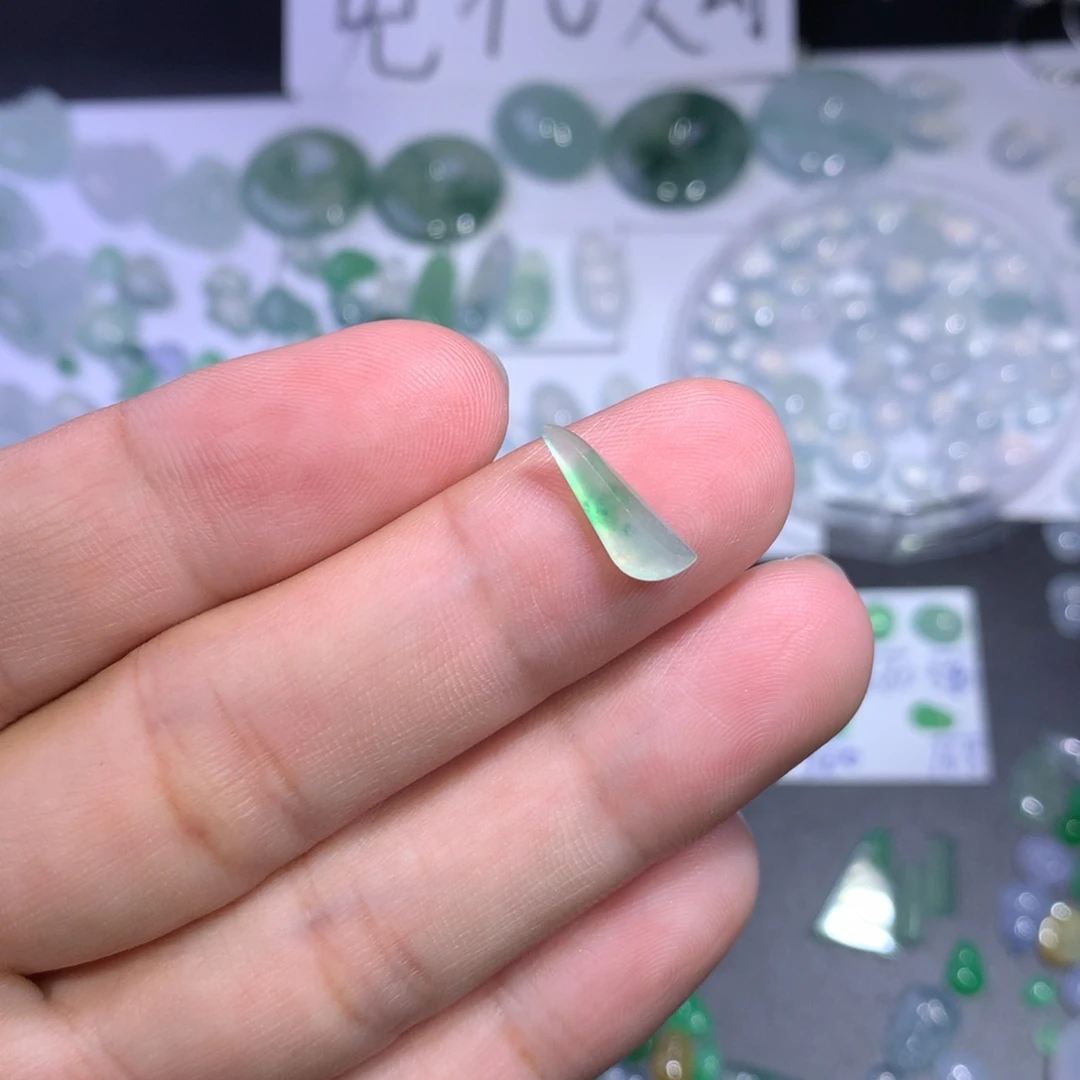 翡翠未镶嵌颈饰随形