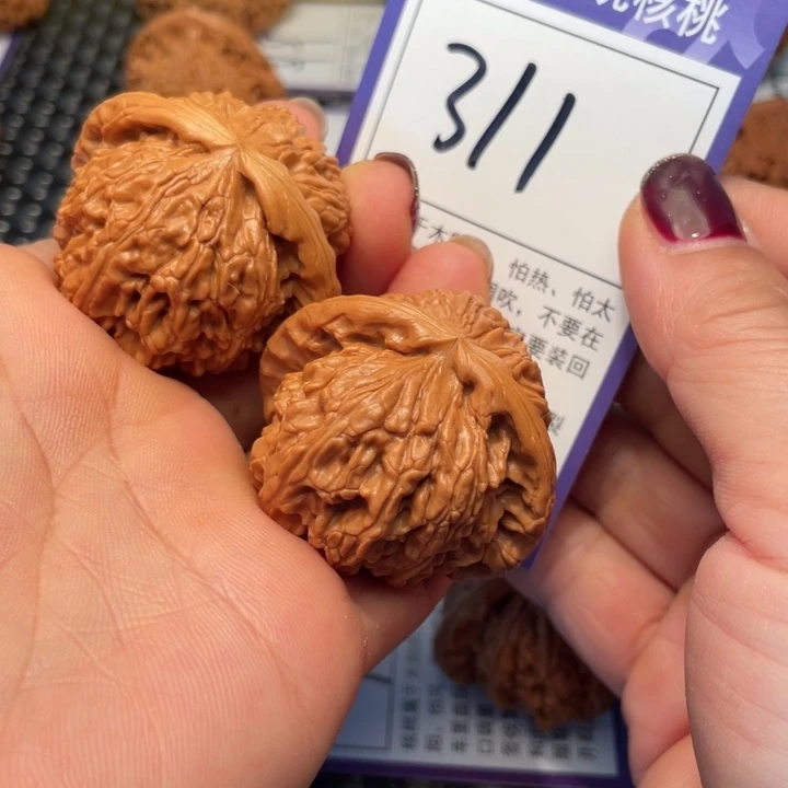 桃核把件42狮子311。。。。。