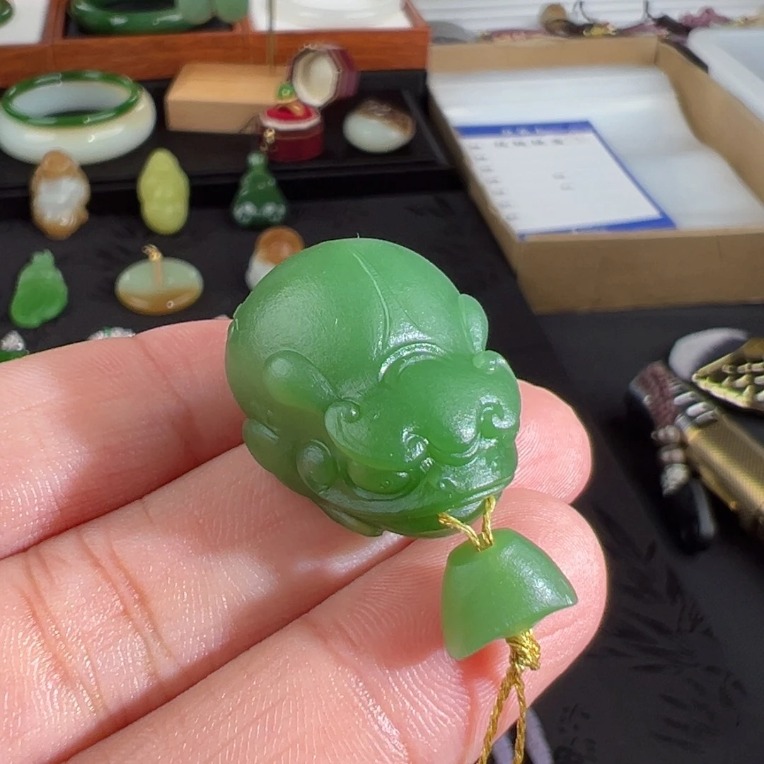 颈饰未镶嵌和田玉（碧玉）浓粉绿立体金蟾