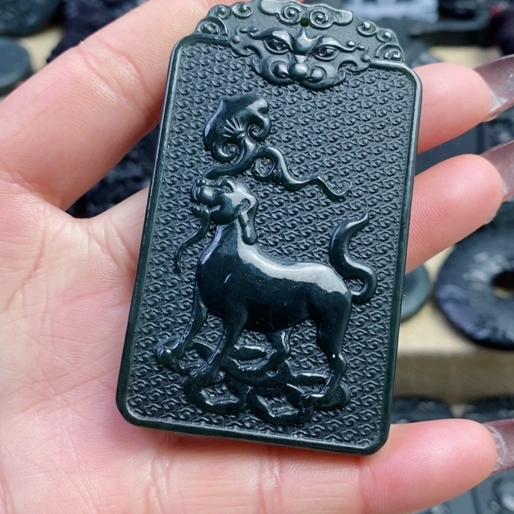 和田玉（青玉）颈饰未镶嵌双面雕刻