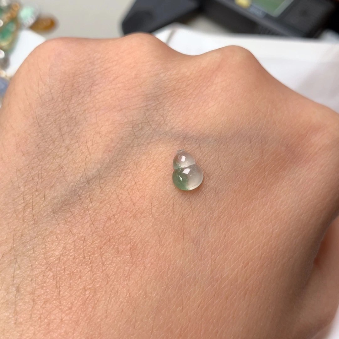 翡翠未镶嵌颈饰葫芦