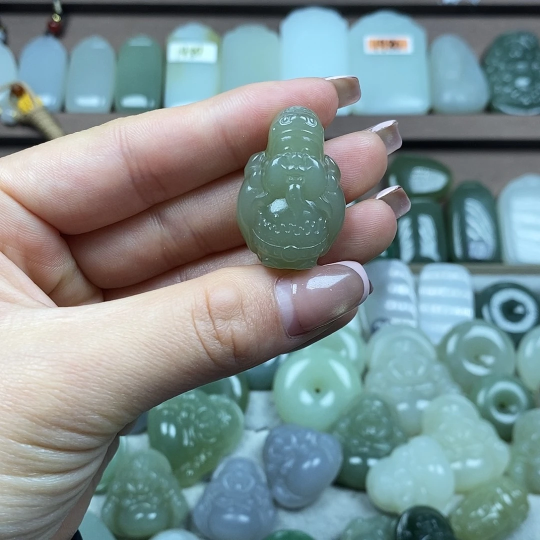 和田玉未镶嵌颈饰财神