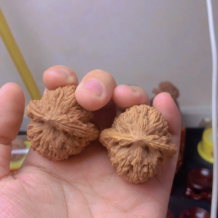 文玩核桃吊坠41尺寸三角疆 有磕碰有黄
