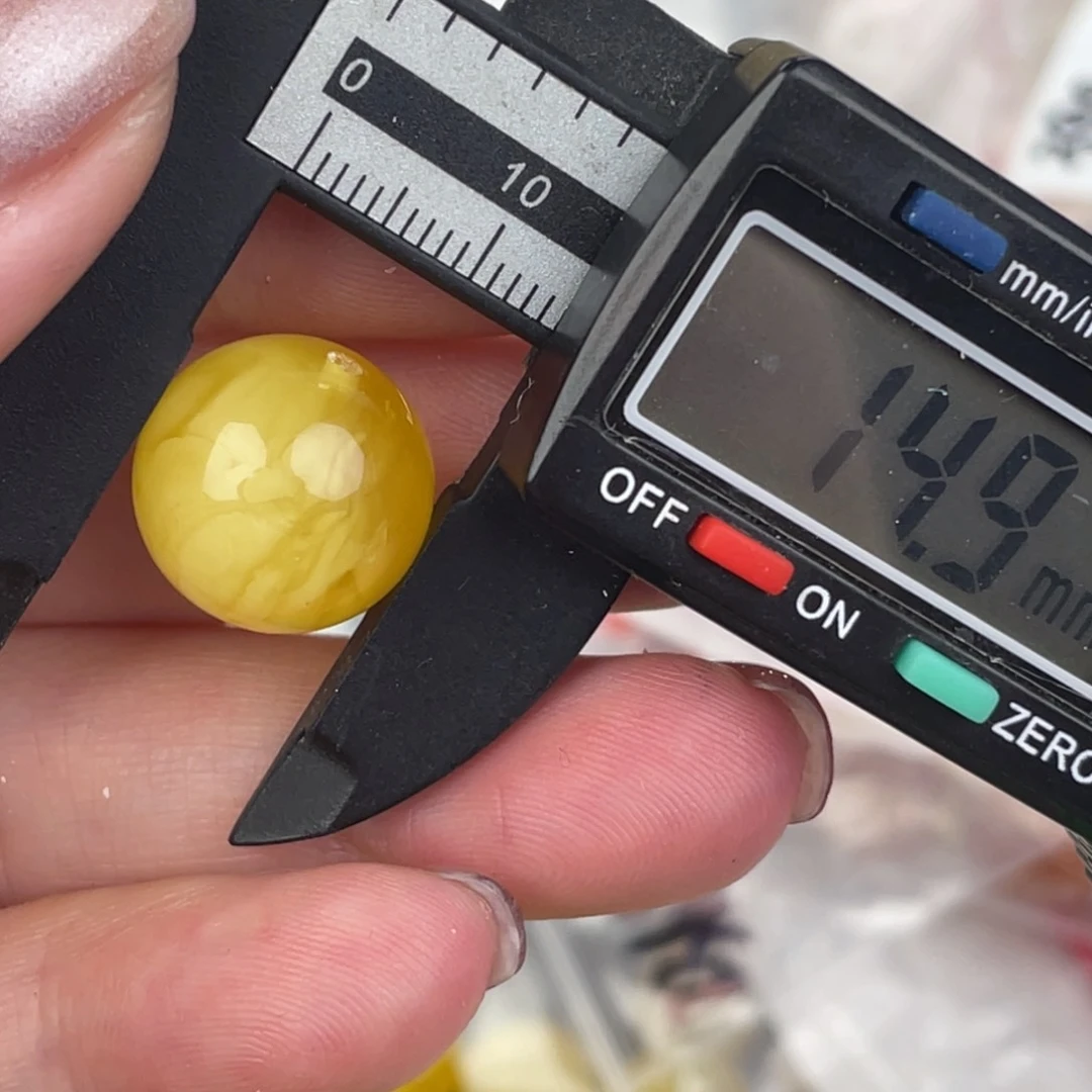 未镶嵌琥珀裸石微瑕397