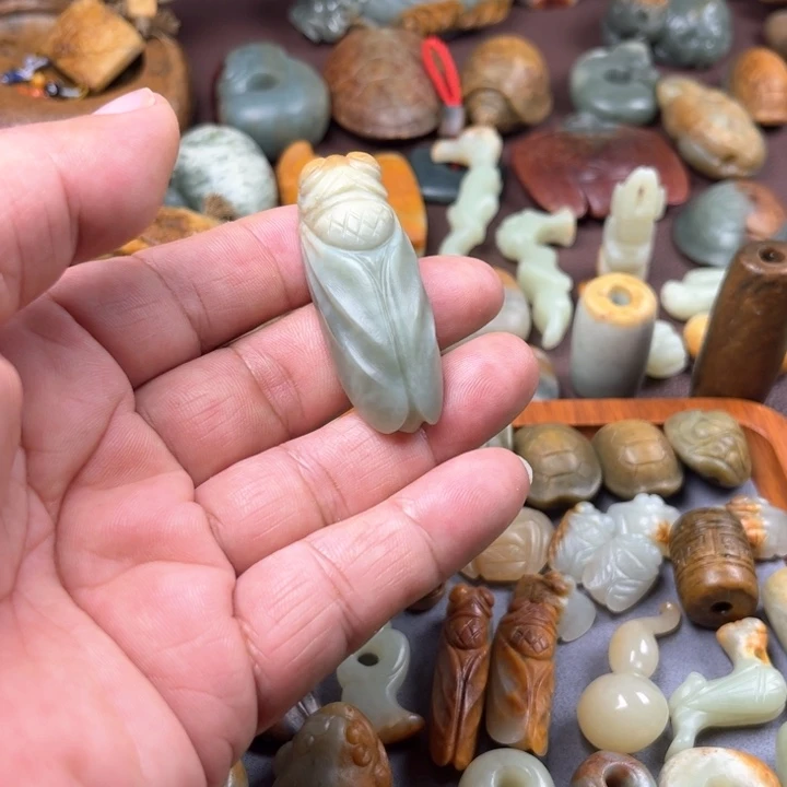 颈饰未镶嵌岫岩河磨玉（透闪石质玉）