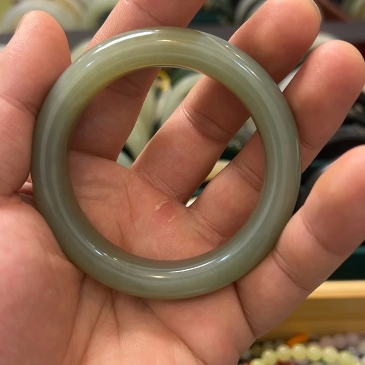 和田玉未镶嵌手镯