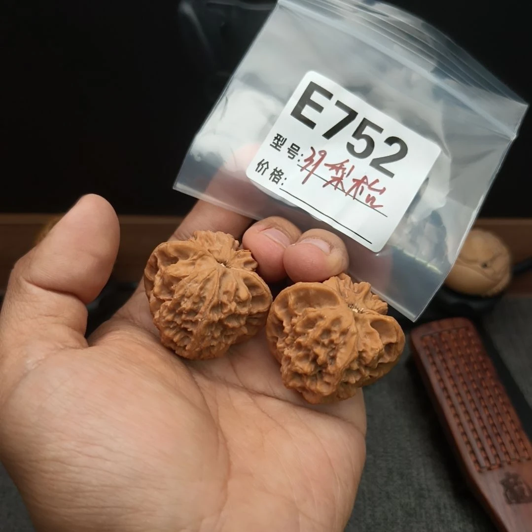 文玩核桃吊坠39梨木台E752