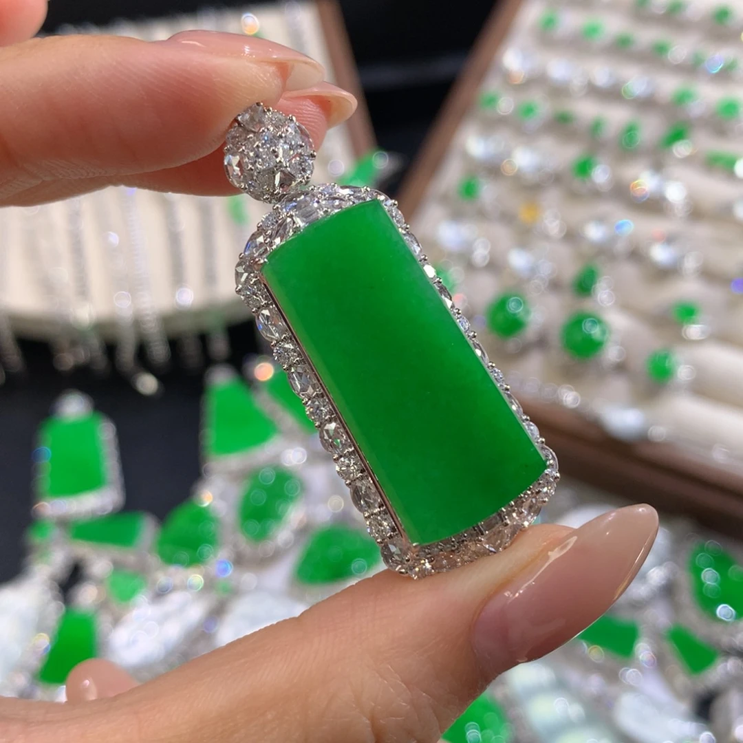 翡翠18K金镶嵌颈饰无事牌