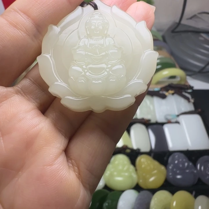 天然新疆老料蜂蜜水观音吊坠