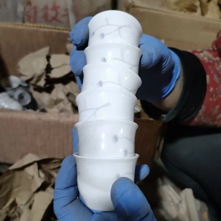 摆件盘子碗茶壶啥都有