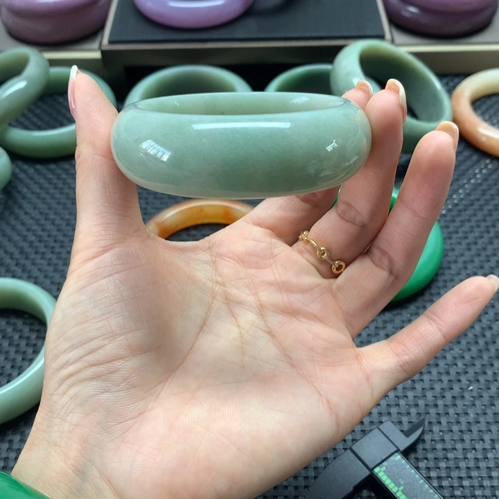 暖***间石英质玉手镯未镶嵌