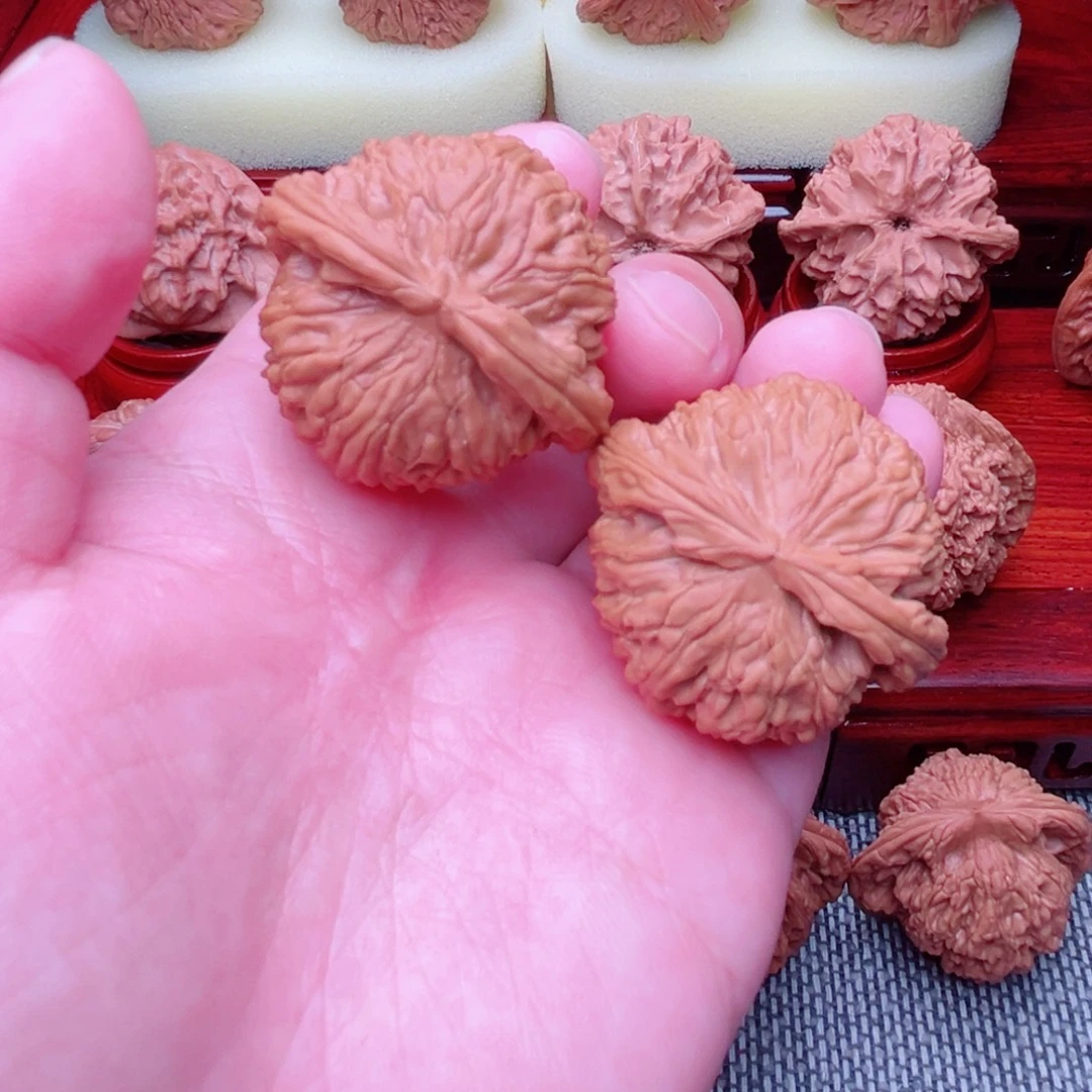 文玩核桃吊坠白狮子40尺