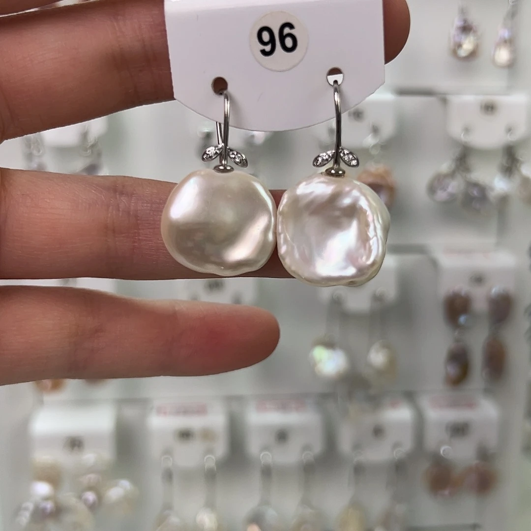 芙***宝非金属巴洛克花瓣耳饰