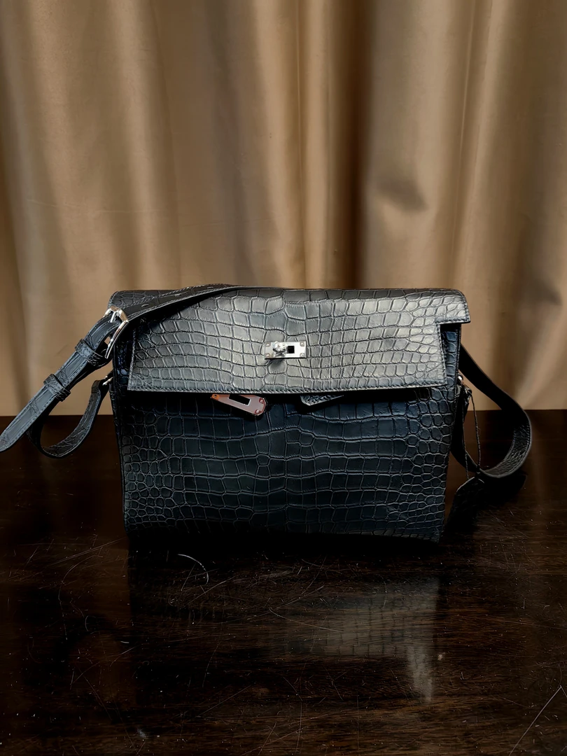 鳄鱼皮皮男士单肩斜挎包百搭肩包斜跨包休闲潮流时尚黑色