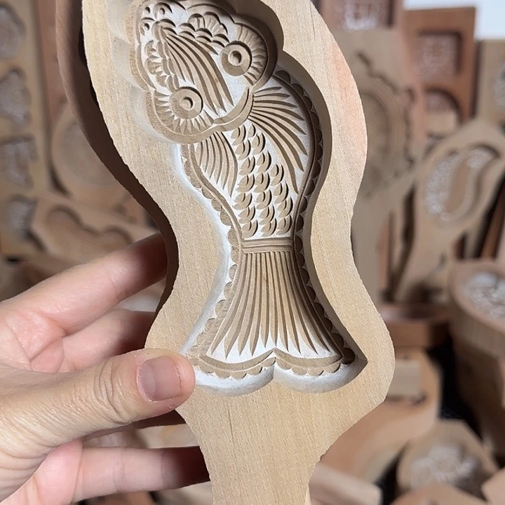 梨木精雕的小鲤鱼